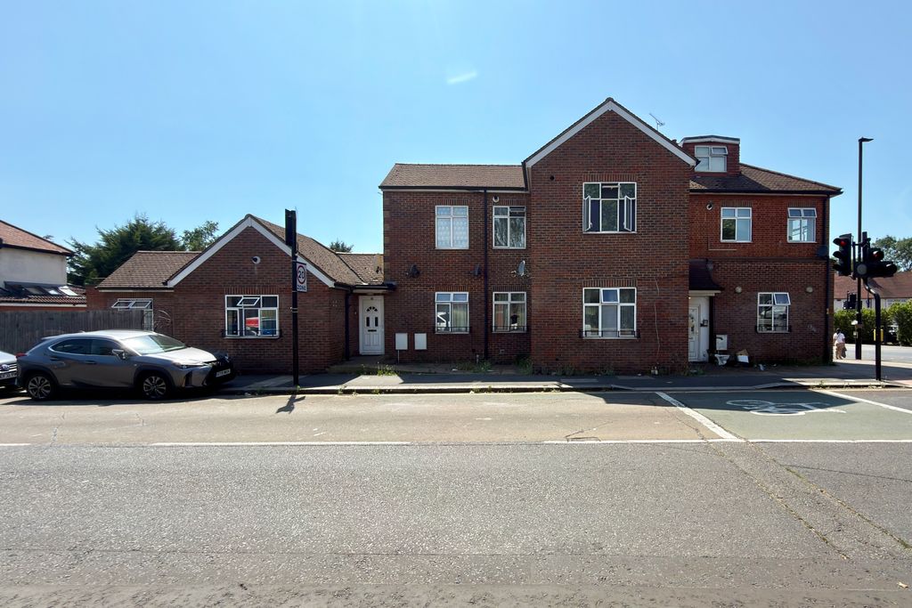 Property photo 3 of 21 1 The Pavement, Popes Lane, London W5 4Ng