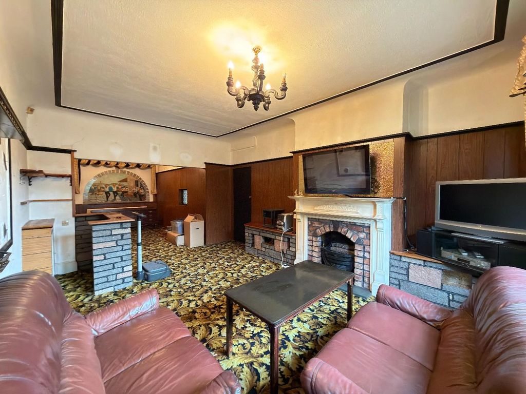 Property photo 2 of 33