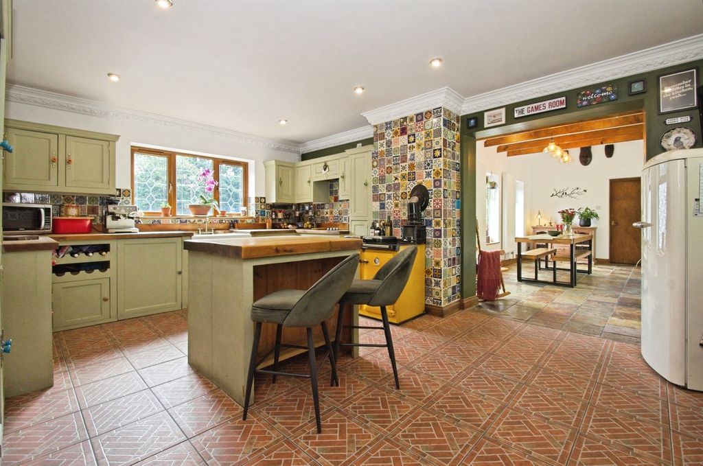 Property photo 2 of 34