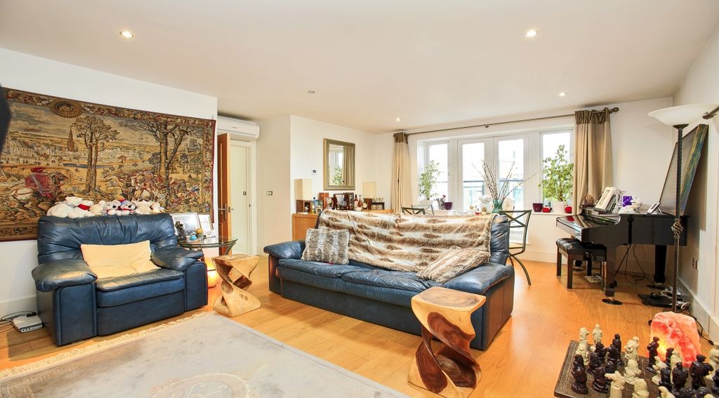 Property photo 1 of 10 32 Earls House Pic2