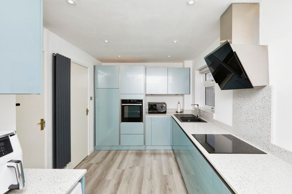 Property photo 2 of 19 Kitchen