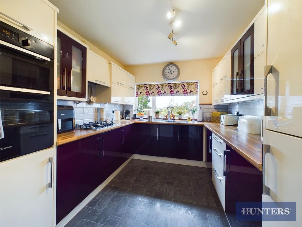 Property photo 3 of 14 Kitchen