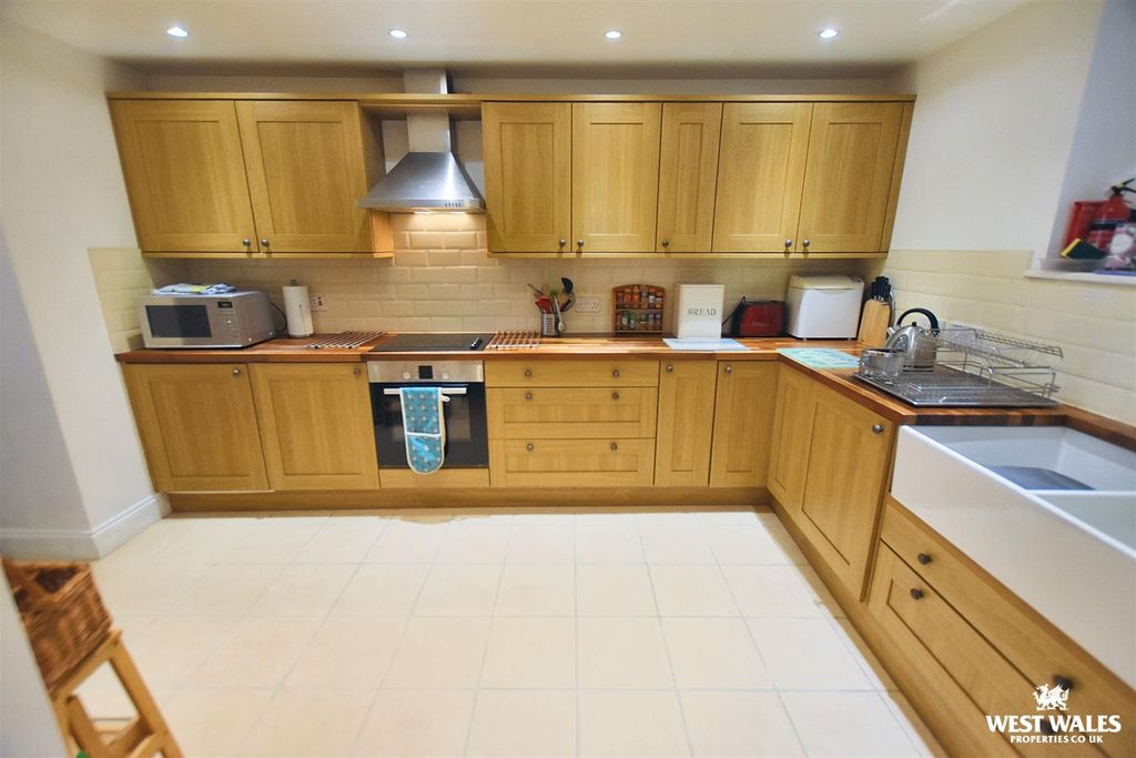 Property photo 3 of 24 10 - 2025-11-17T124905.581.Jpg