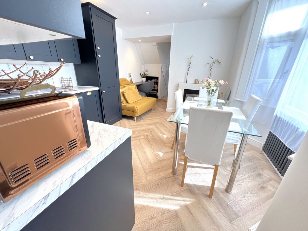 Property photo 3 of 16 Photo 7