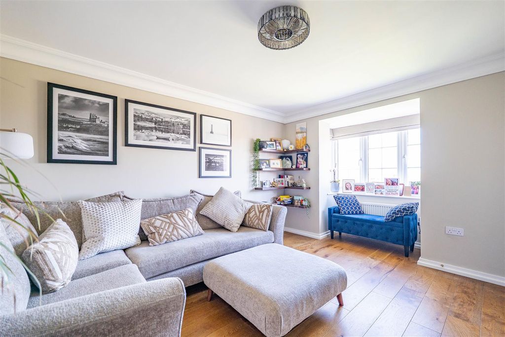 Property photo 2 of 27 Lounge