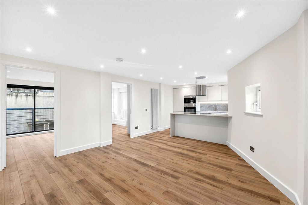 Property photo 1 of 5 Kitchen/Reception