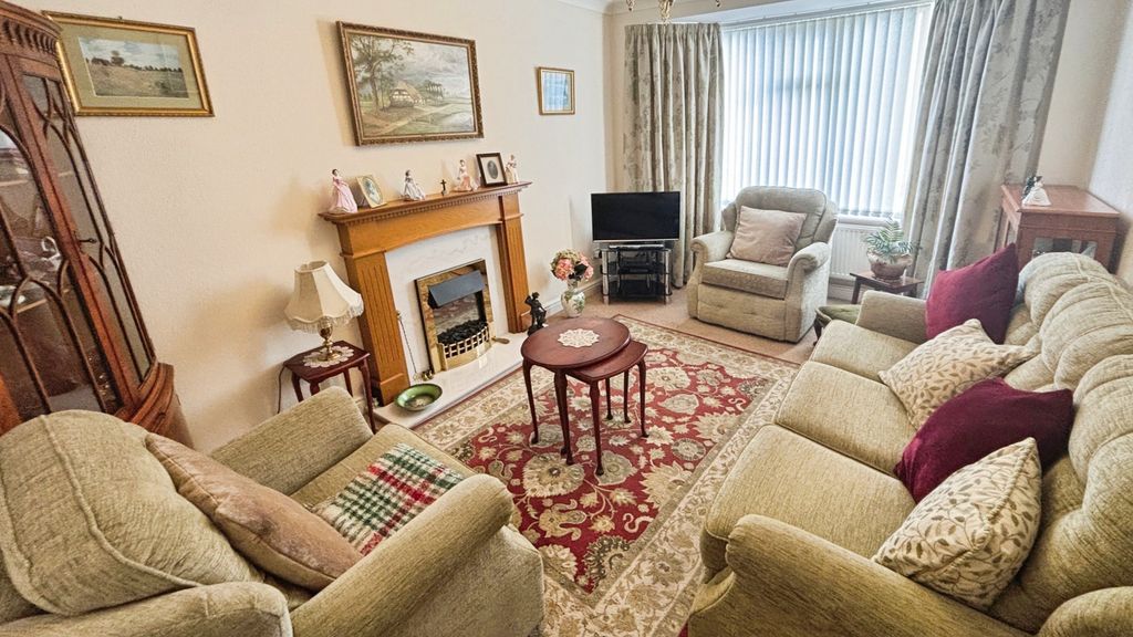 Property photo 3 of 10 Lounge