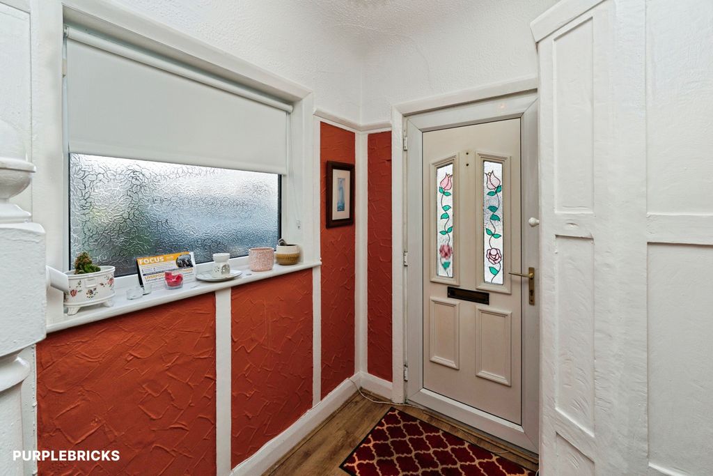 Property photo 3 of 26 Entrance Hall