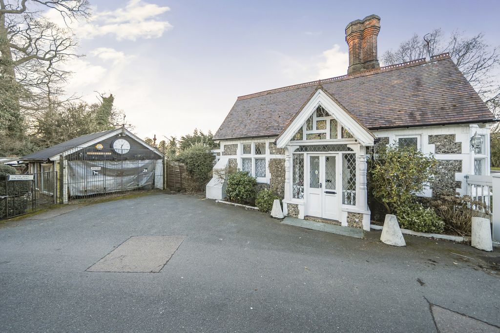 Property photo 1 of 19 External