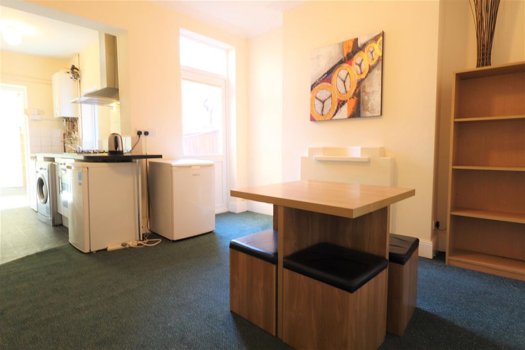Property photo 3 of 11 Lounge