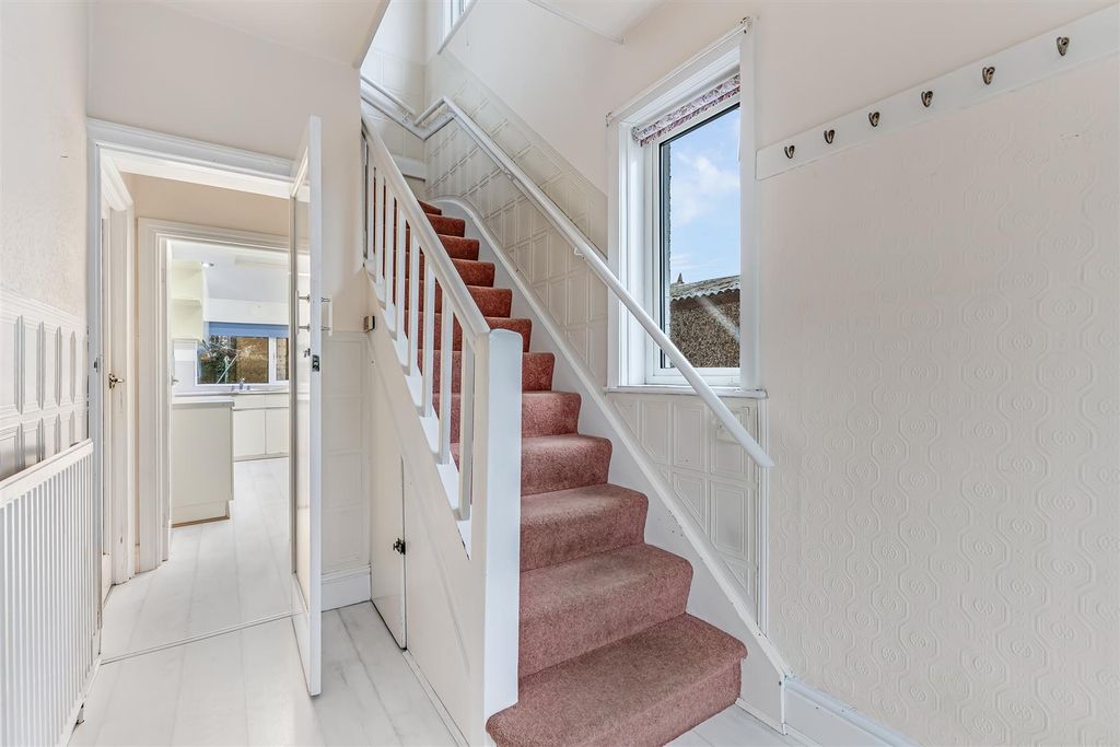 Property photo 3 of 20 Ent Hall.Jpg