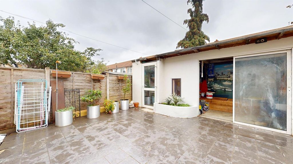 Property photo 1 of 11 Big House For Sale By Barrain London