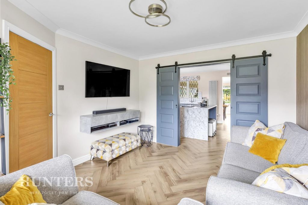 Property photo 3 of 23 Lounge