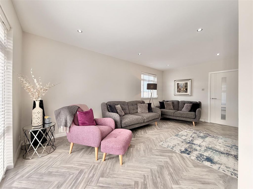 Property photo 3 of 18 Lounge