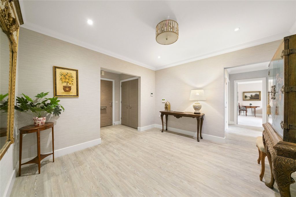 Property photo 2 of 13 Entrance Hall