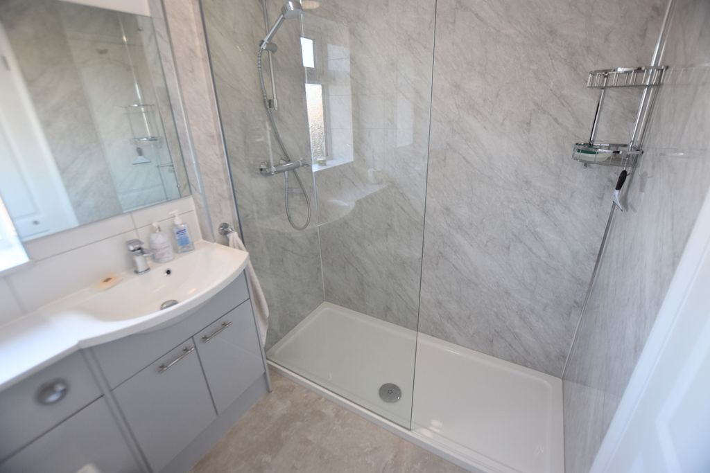 Property photo 2 of 17 35 Friary Gardens Bathroom