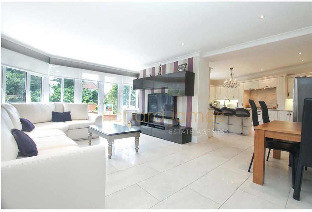Property photo 3 of 19 22 Oakleigh Gardens 2015 Breakfast Wide.Jpg