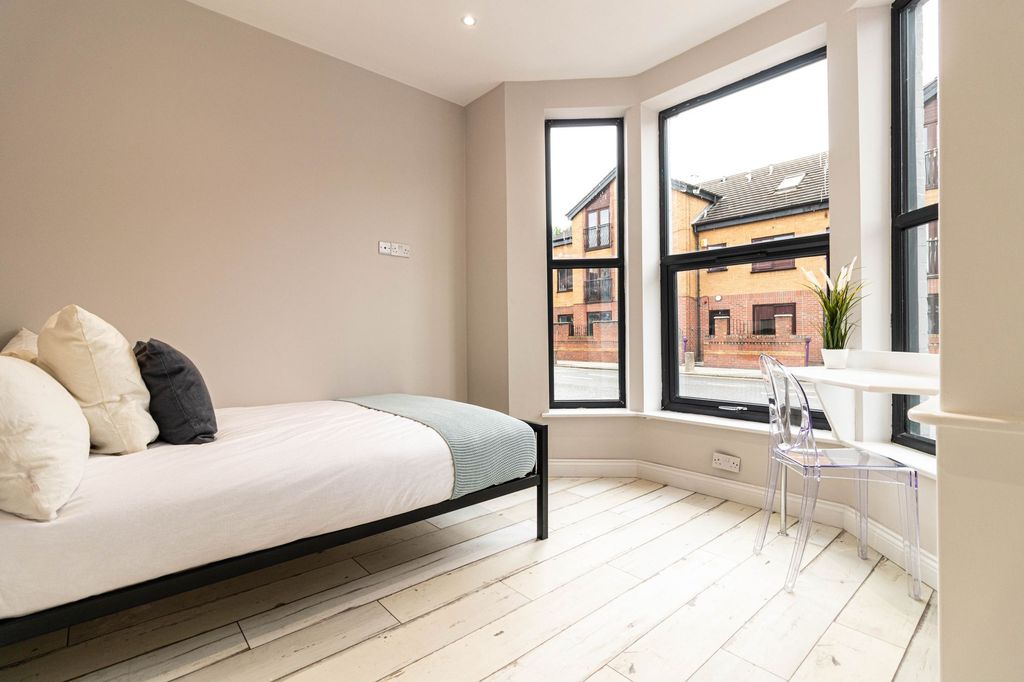 Property photo 3 of 17 Bright, Modern Bedroom With Large Bay Windows Prov...