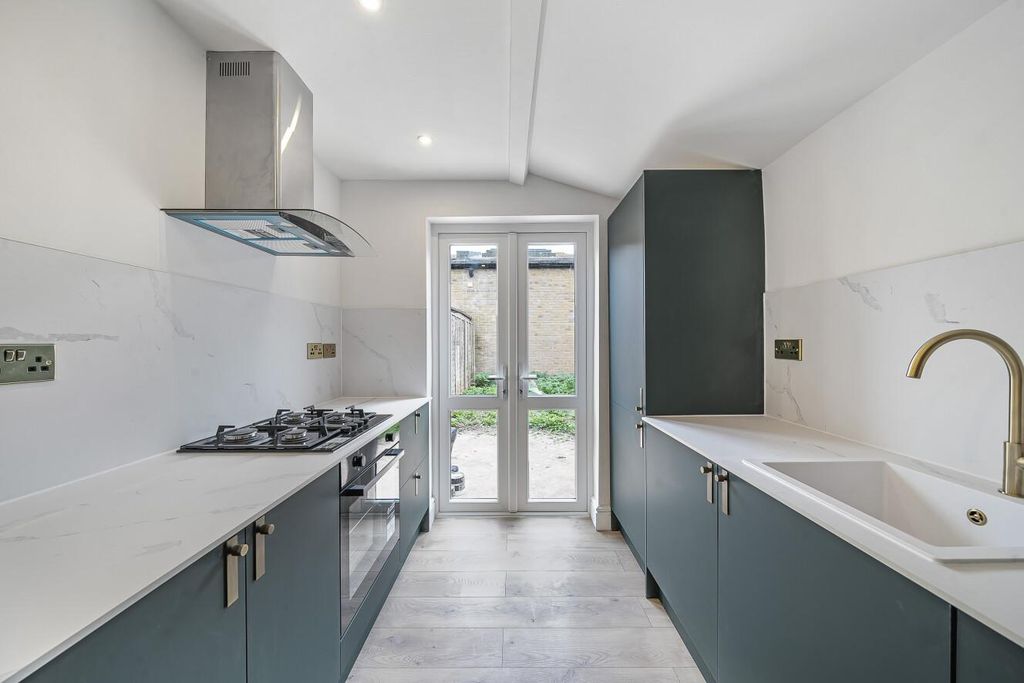 Property photo 3 of 17 Picture 3