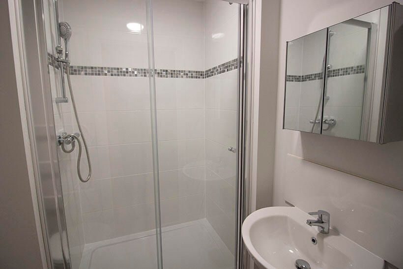 Property photo 2 of 7 A Modern And Clean Bathroom Suite Featuring A Spac...