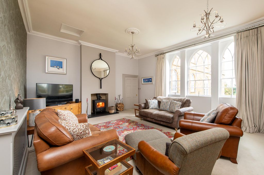 Property photo 2 of 19 Image