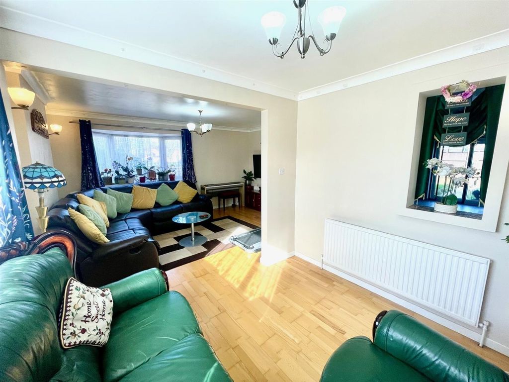 Property photo 3 of 16 Family Room.Jpg
