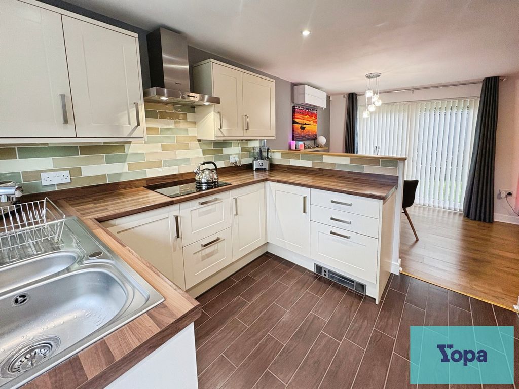 Property photo 3 of 18 Kitchen