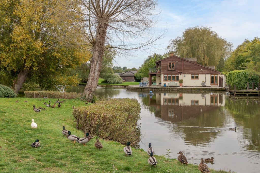 Property photo 1 of 40