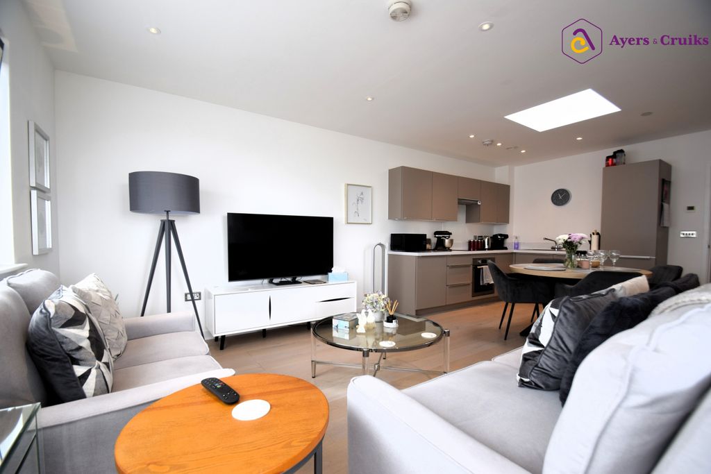 Property photo 2 of 12 Kitchen/Lounge