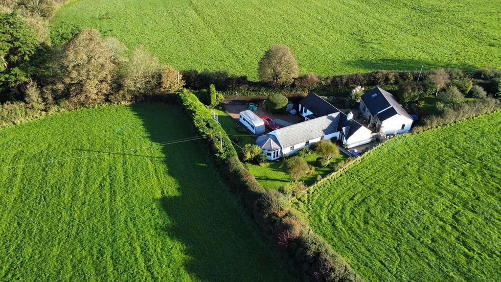 Property photo 2 of 33 Ty Coed &amp; Annexe