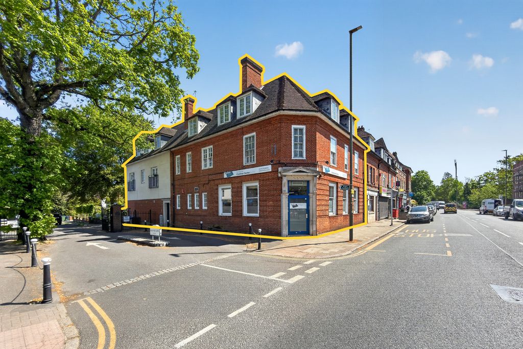 Property photo 2 of 34 111 Queens Road, Weybridge, Surrey Kt13 9Uw