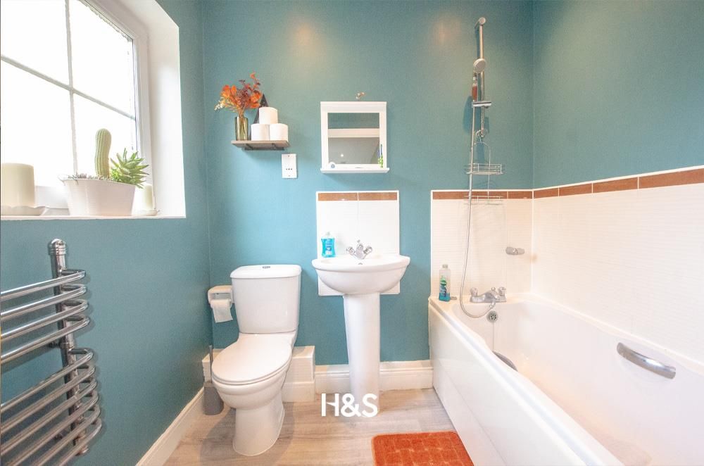 Property photo 3 of 11 Dickens Heath Road - Bathroom.Jpg