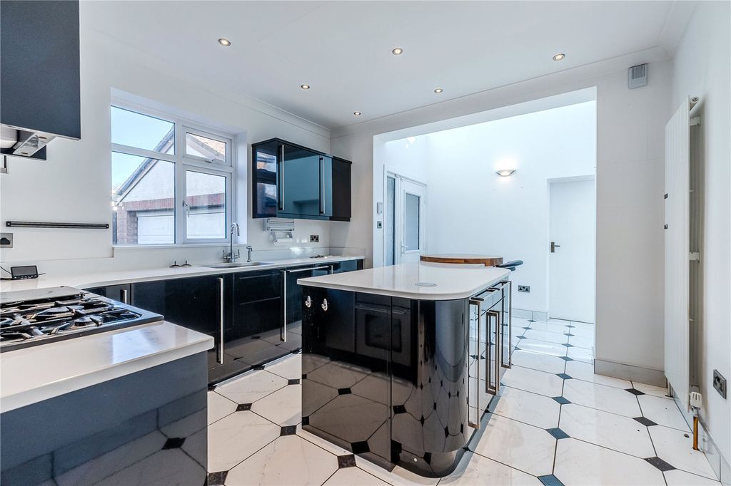 Property photo 2 of 20 Picture No. 15