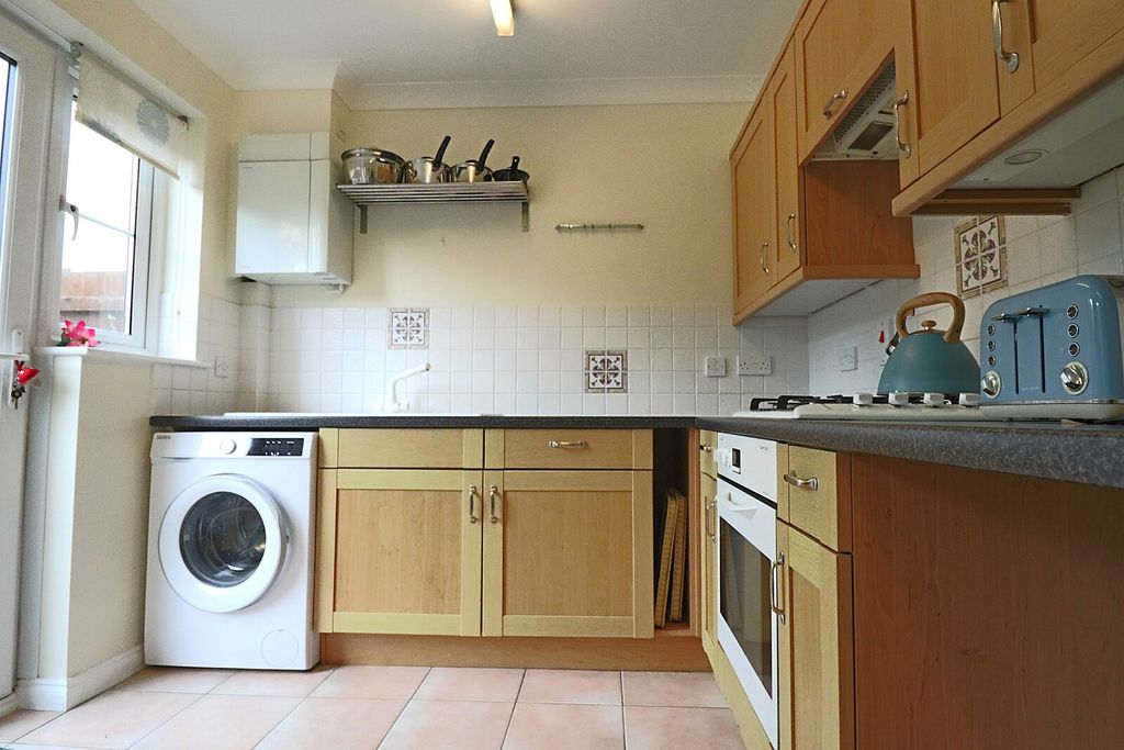 Property photo 3 of 10 Kitchen