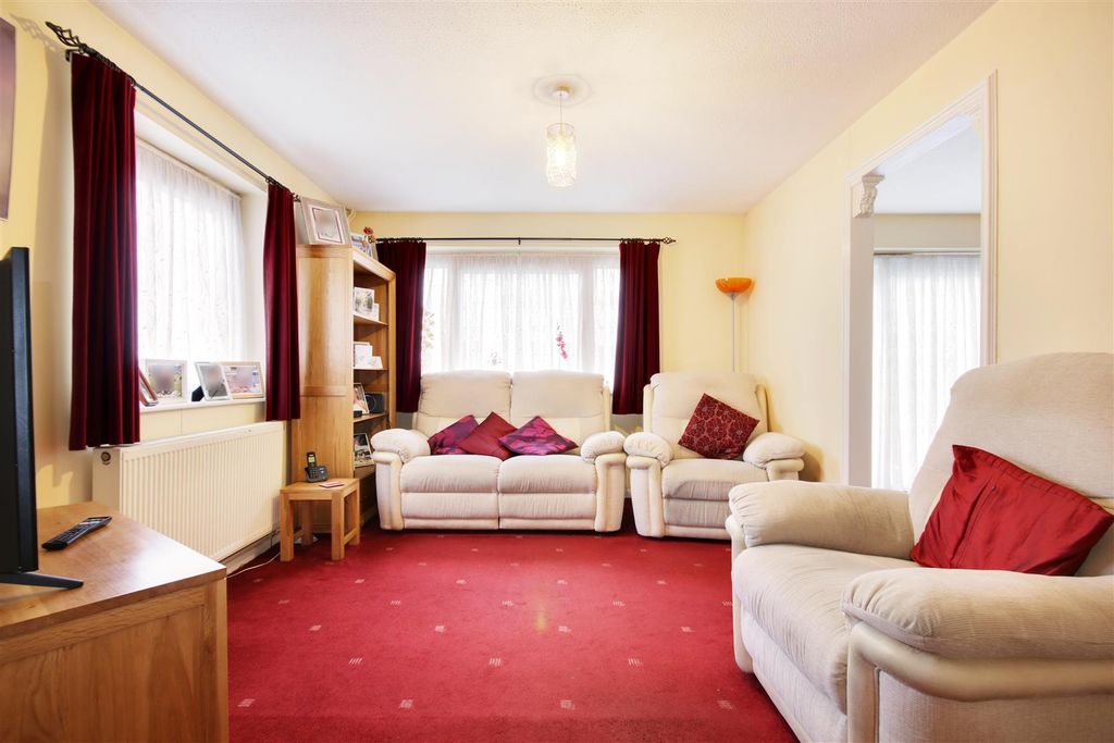 Property photo 2 of 20 26 Hadrians Ride, Enfield, Middlesex, En1 1Dg