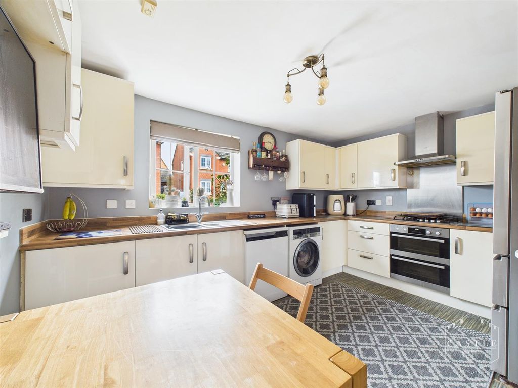 Property photo 3 of 25 Kitchen
