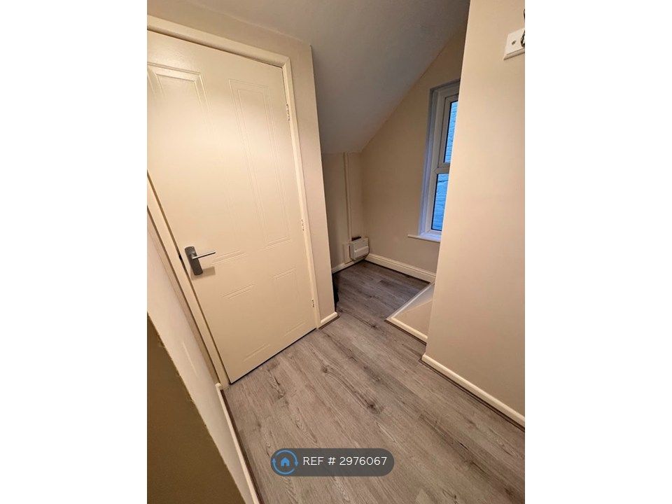 Property photo 2 of 6 Hallway
