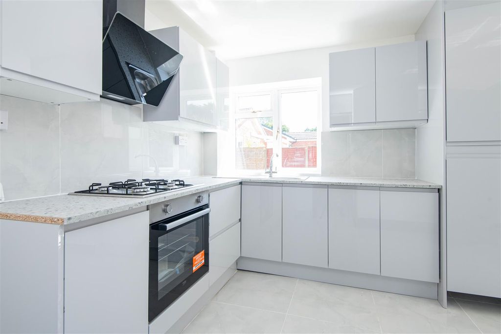 Property photo 3 of 17 Kitchen