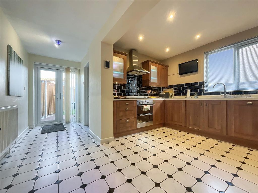 Property photo 2 of 25 Kitchen / Breakfast Room