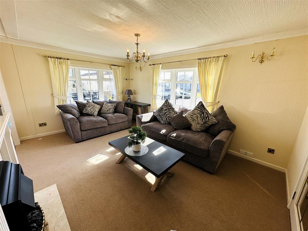 Property photo 2 of 17 Lounge