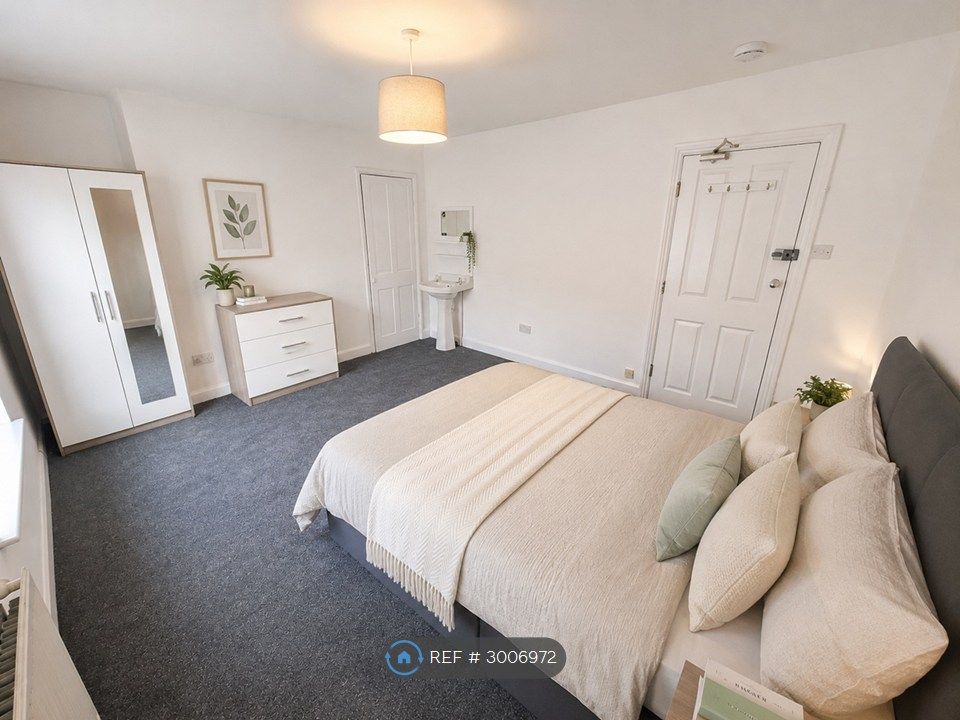 Property photo 2 of 8 Room 3