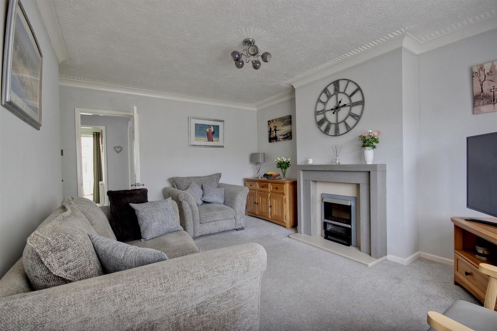 Property photo 3 of 15 Ellerker Rise (10).Jpg