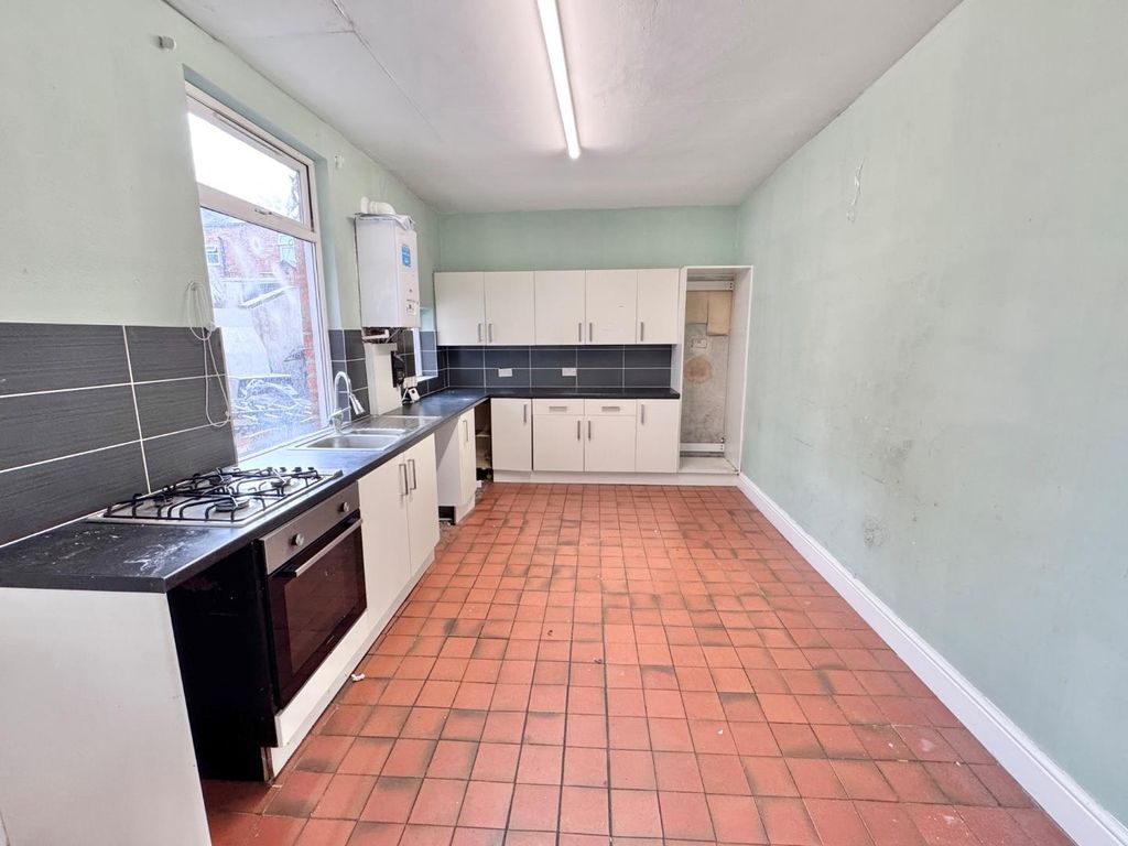 Property photo 3 of 12 Kitchen