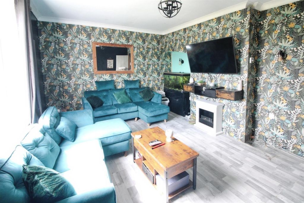 Property photo 2 of 13 Lounge
