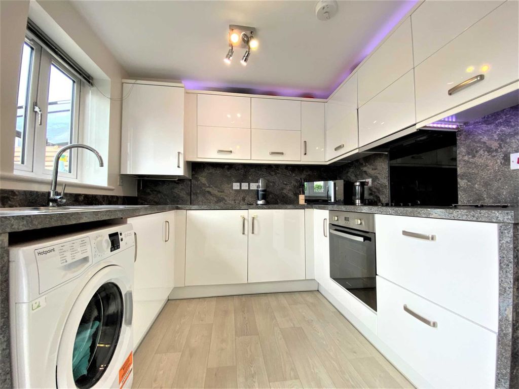 Property photo 2 of 11 Photo