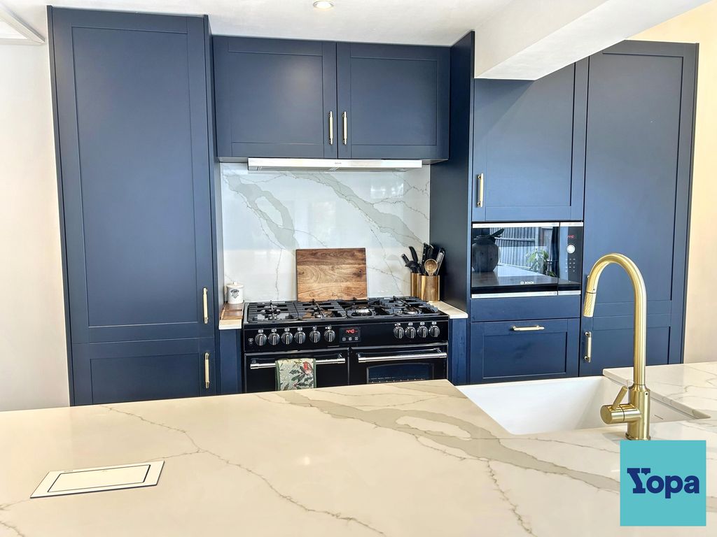 Property photo 3 of 18 Kitchen