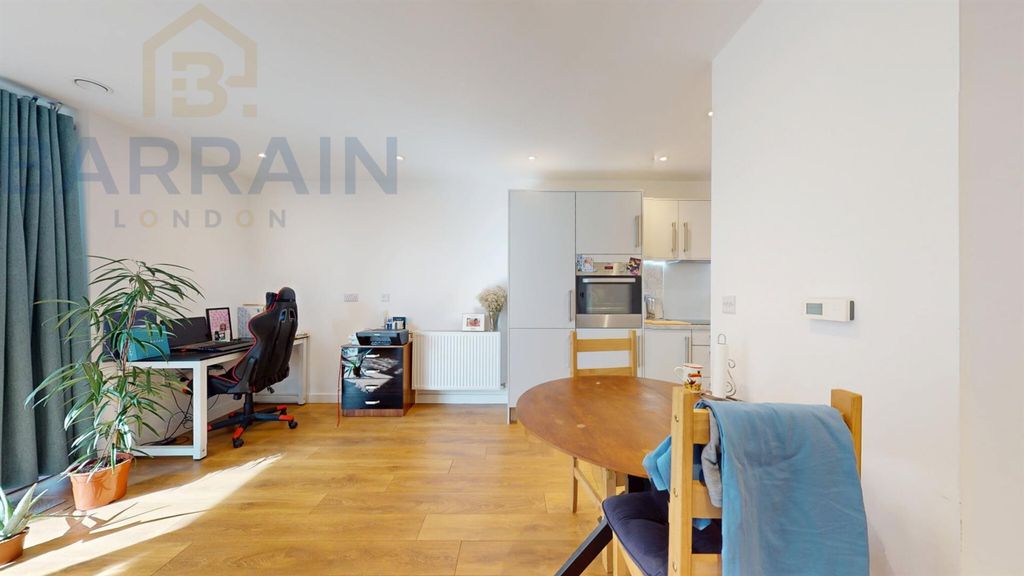 Property photo 3 of 10 Beckton, E6, Studio For Sale By Barrain London Estate Agency