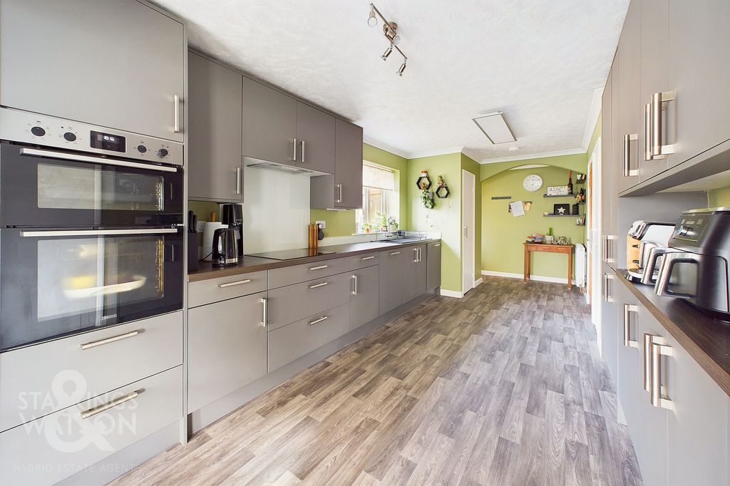 Property photo 3 of 34