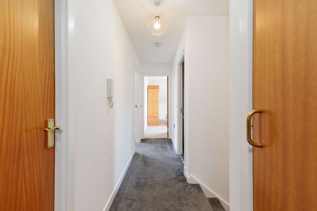 Property photo 2 of 25