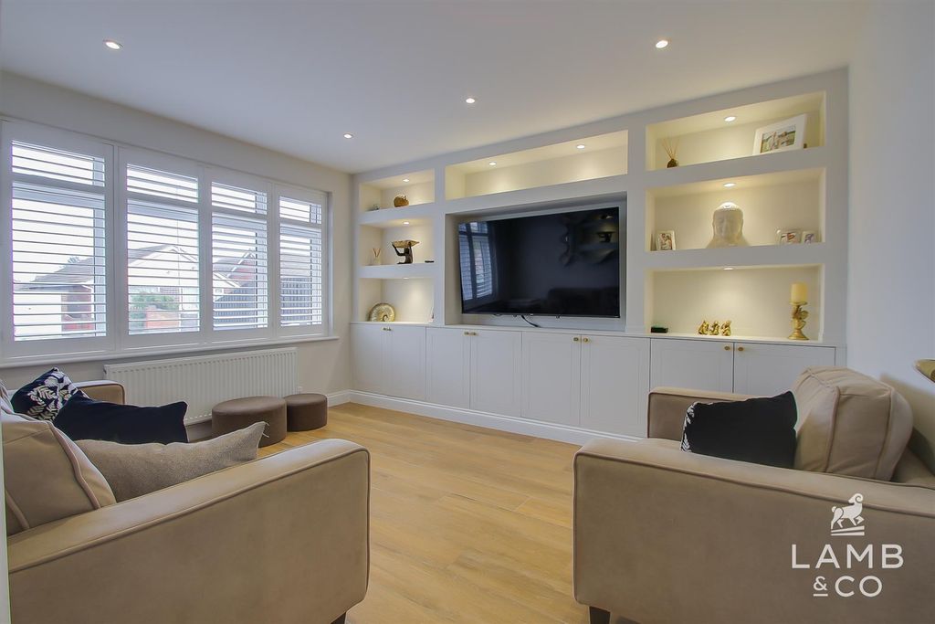 Property photo 1 of 30 Lounge